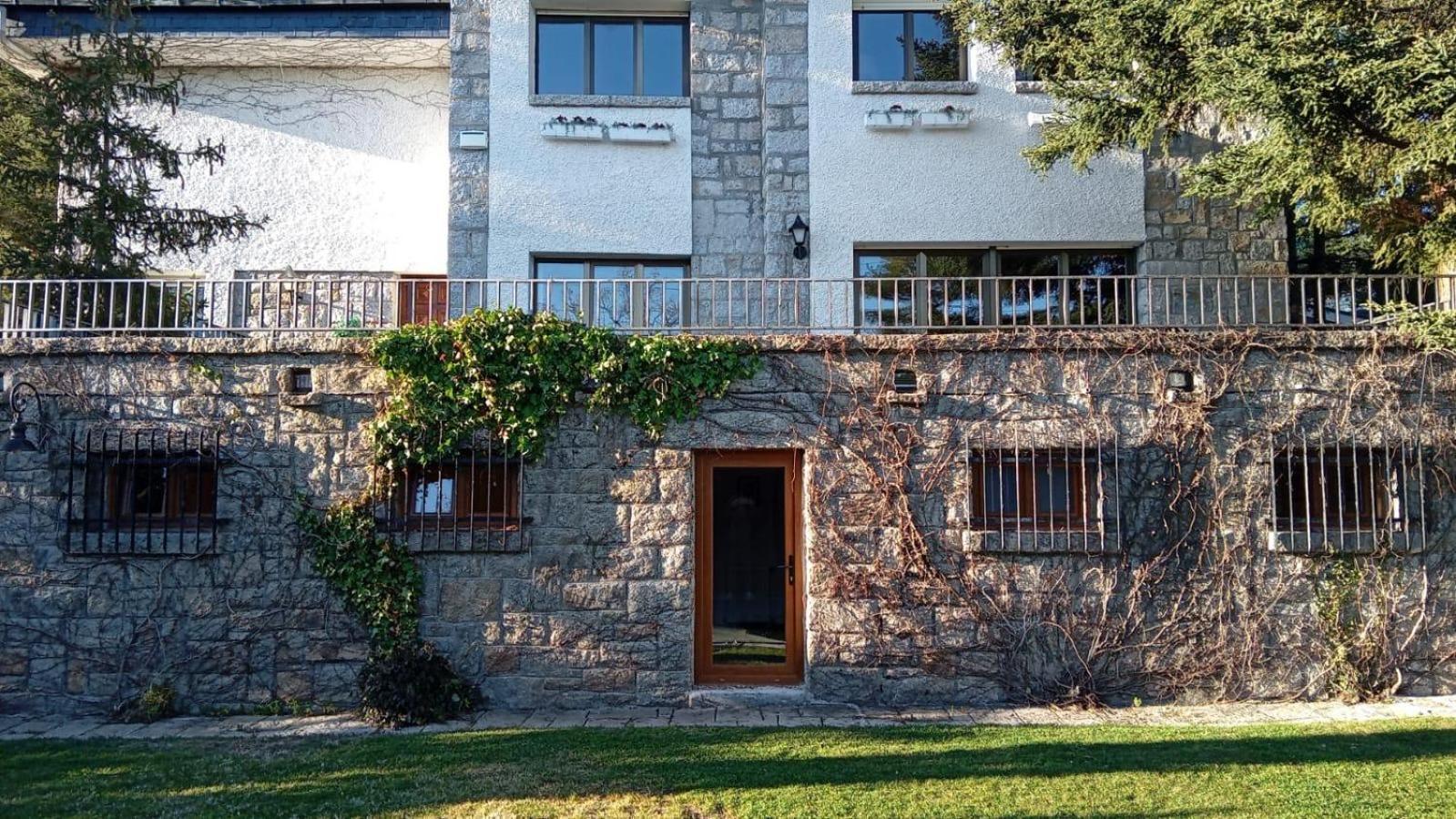 Los Cedros, Gran Chalet Con Piscina Y Apartamento En Navacerrada Villa Exteriör bild